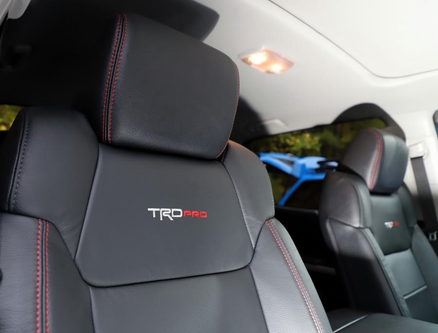 Детали интерьера Toyota Tundra TRD Pro CrewMax 2018 года  (фото 11 из 52)